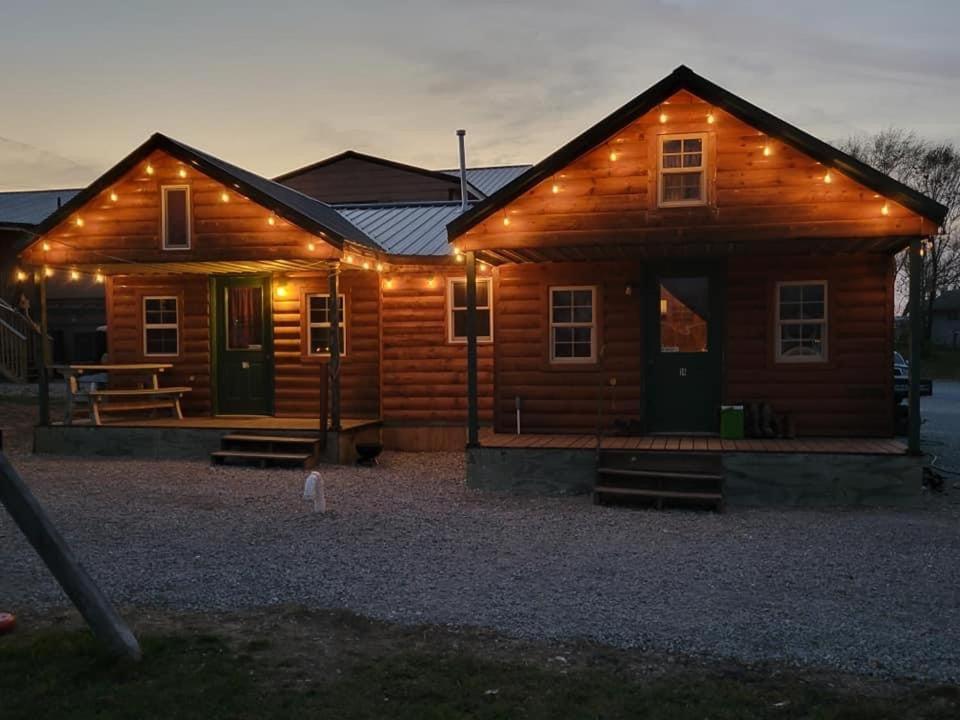 Country Cabins Hotel Chariton Exterior photo